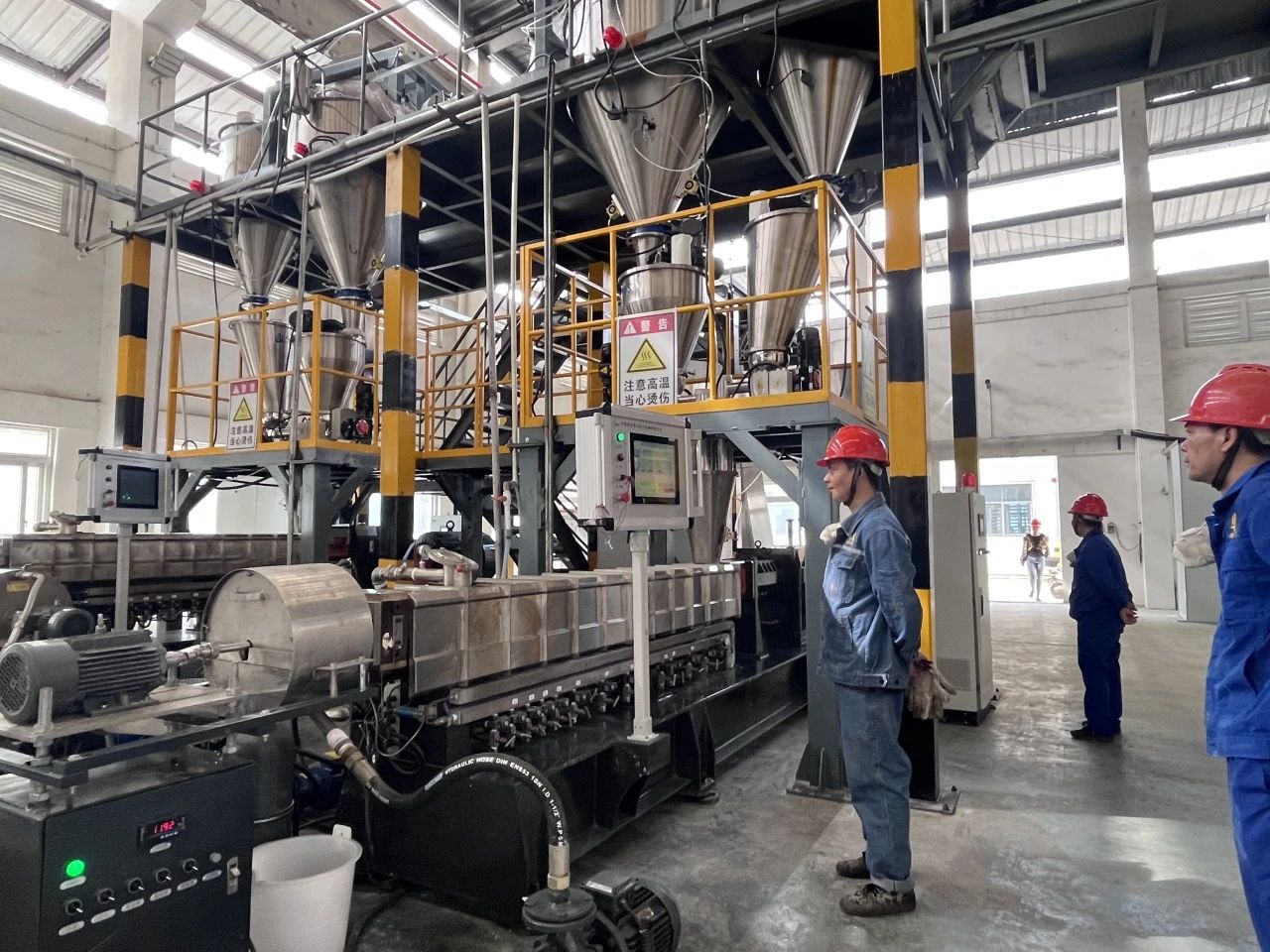 華遠(yuǎn)公司3000噸阻燃母粒項目試產(chǎn)成功！銻產(chǎn)業(yè)鏈高端化邁出關(guān)鍵一步