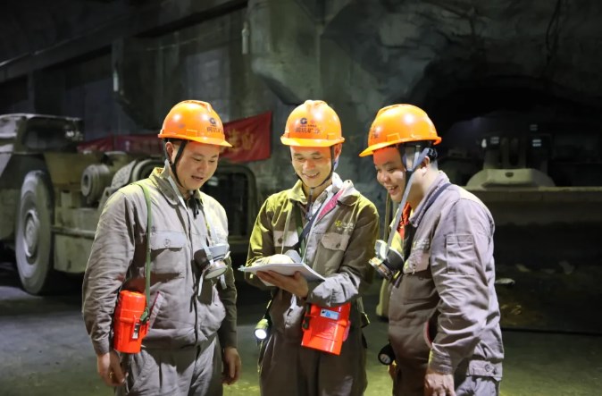 紅色錫都丨華錫有色勞模 何鑒錠：井下鏖戰(zhàn)勇?lián)?dāng) 鏟運(yùn)先鋒立新功