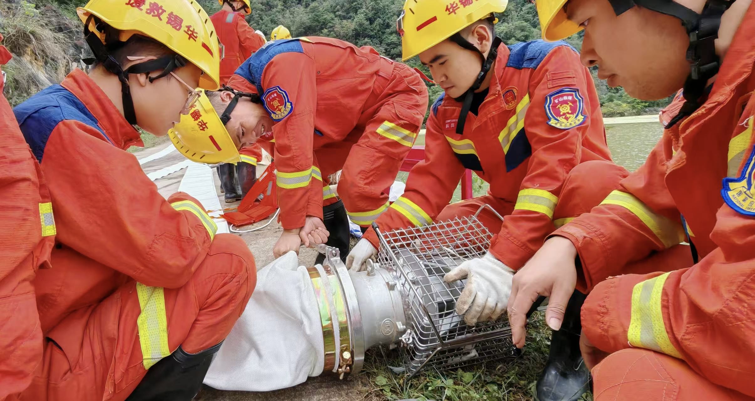 雨夜沖鋒！華錫隊(duì)百里奔赴百色排澇一線
